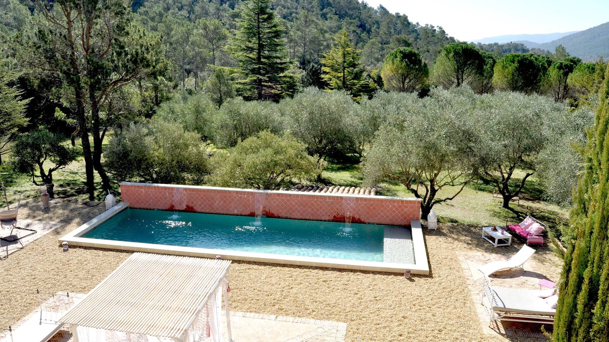 La Roquebrussanne House | 2-hectare estate in Provence with large heated swimming pool for 7 people.