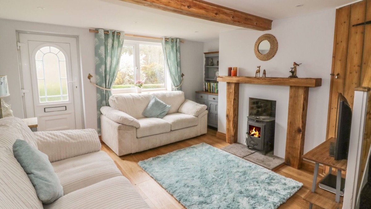 Martlesham Heath Cottage | 2 HILLSIDE COTTAGES, pet friendly in Felixstowe, Suffolk