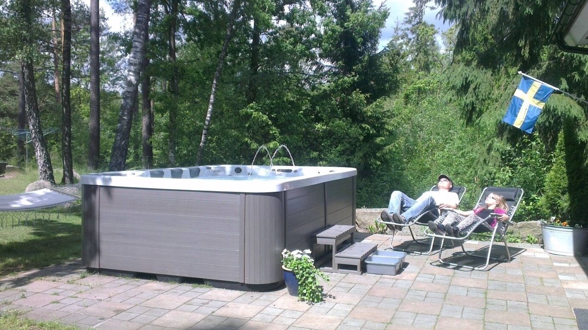 Hassleholm Municipality House | 2 holiday homes with sauna and whirlpool directly on the lake