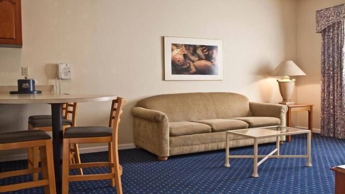 Mishawaka Hotel | 2 Homely Studios with Kitchenettes! Pool, Parking!