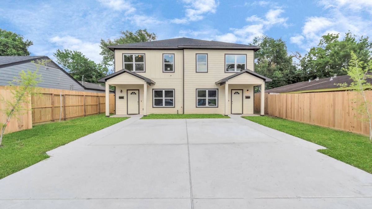 Southeast Houston Apartment | 2 Homes! Sleeps 20 | Games| Gated Parking & More!, 2 Homes! Sleeps 18 | Games| Gated Parking & More!