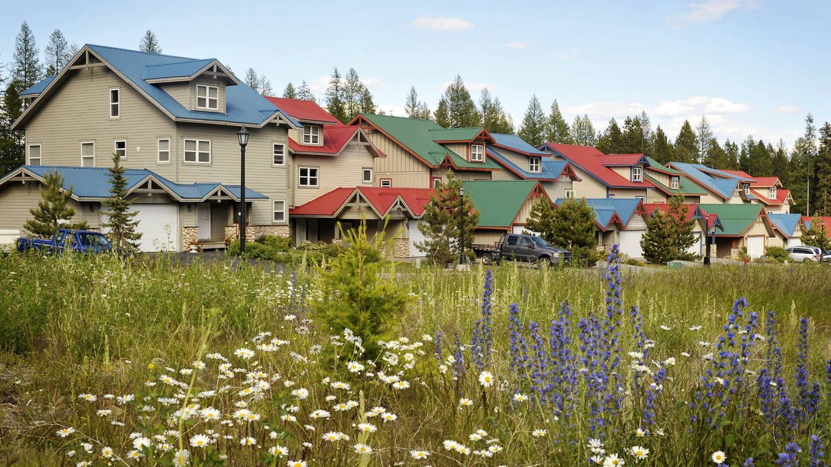 East Kootenay Ski Chalet | 2 Hot Tubs and 2 Kitchens! Large and Conveniently located.