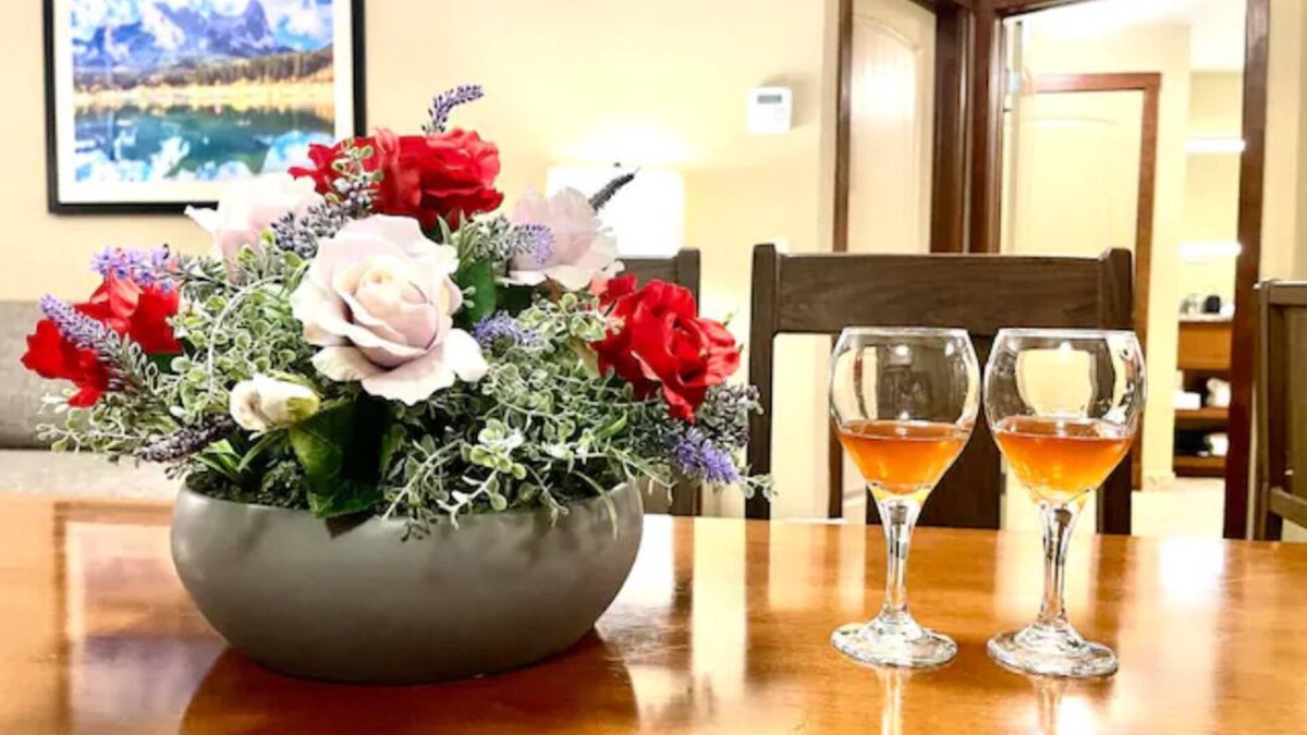 Canmore Hotel | 🌈 2 Hot Tubs | ⛰️ Mt. View | 🌟 Spa 🚿 |⭐️ Near DT
