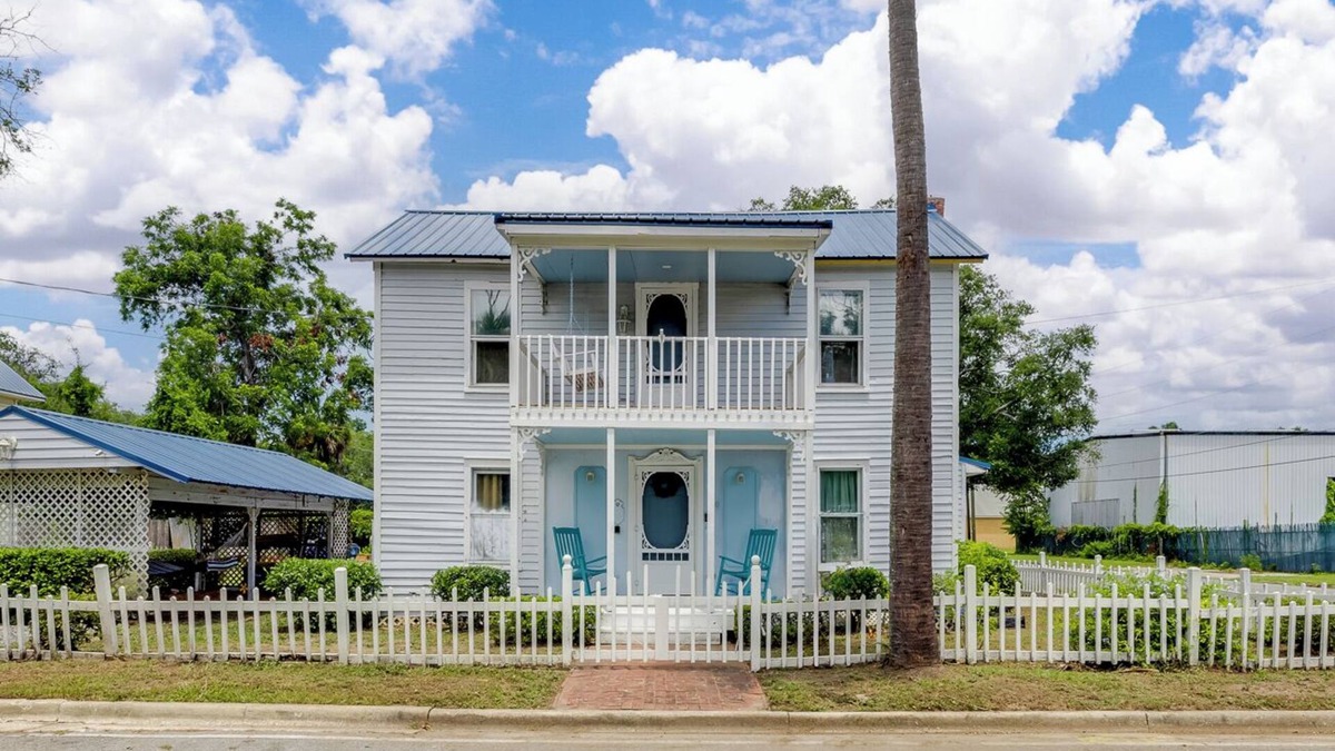 Brunswick House | 2 Houses 20 Mins to Beach - Sleeps 16