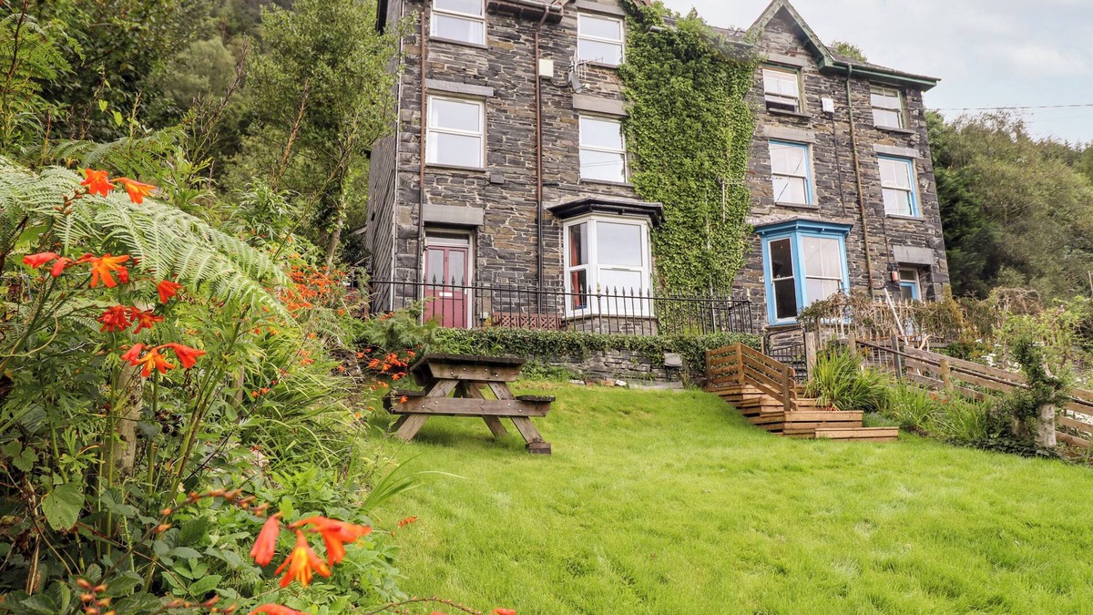 Corris Apartment | 2 ISYGRAIG, pet friendly, country holiday cottage in Corris