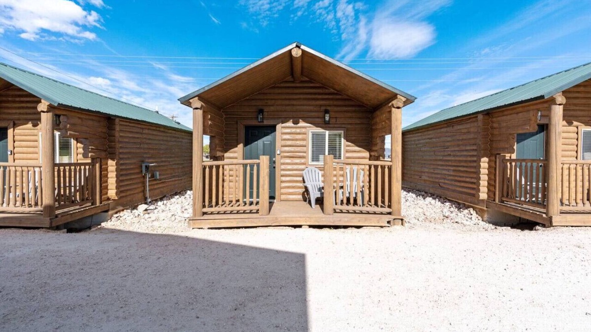 St. Charles Cabin | #2 Jeep Cabin! Newly Remodeled! AC! Sleeps 4!