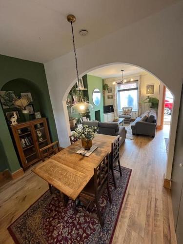 Adamsdown House | 2 Just the Splott Sleeps 6 8mins to Stadium