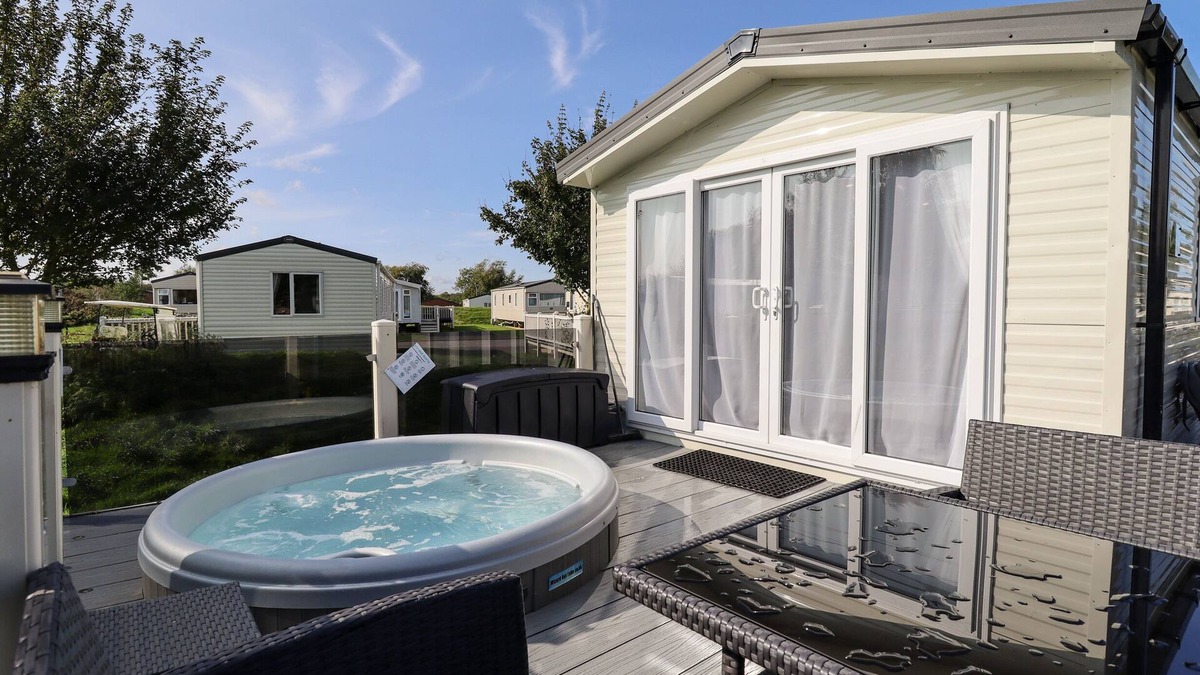 Tattershall Cottage | 2 KESTREL CLOSE, pet friendly, with hot tub in Tattershall