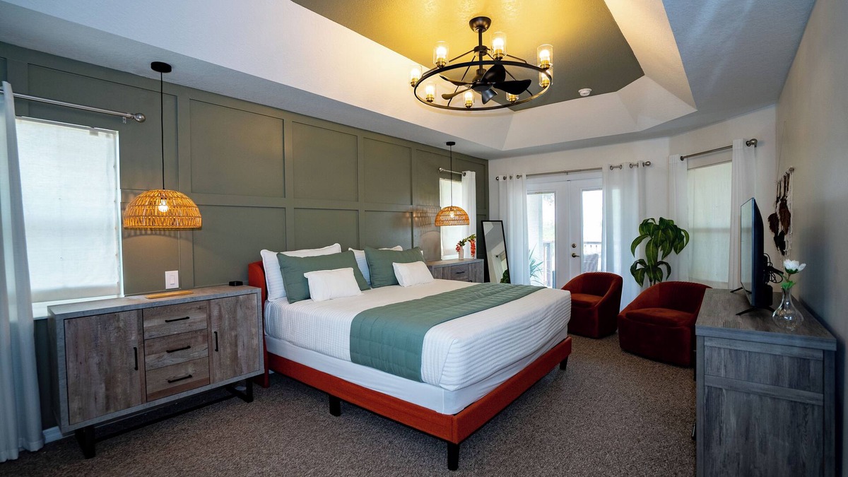 Clermont House | 2 King 2 Twin 1 Queen Enormous Deck 3 BD Lakeview House at Waterfront Park