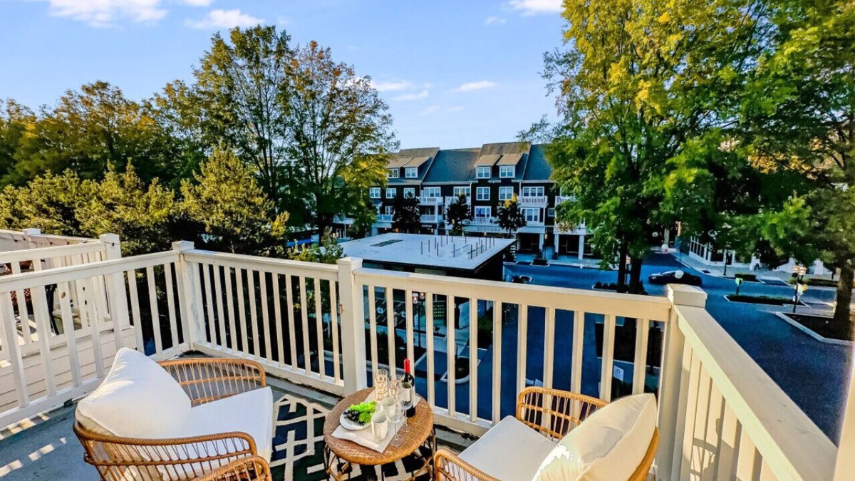 Huntersville Apartment | 2-King-Bd, Shop-Eat-Work-Play 'Birkdale Promenade'