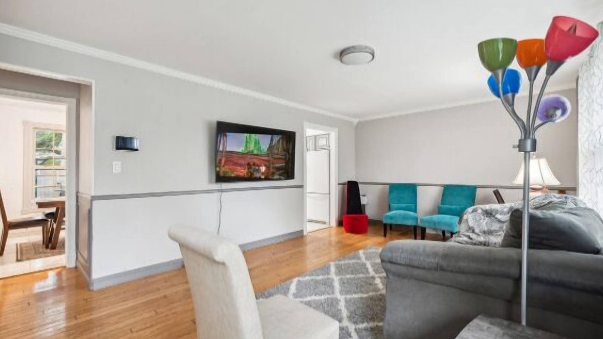 Elmhurst House | 2 King Bdrms 1 Queen Bdrm! 20 minutes to O'Hare Airport. Parks and shopping!
