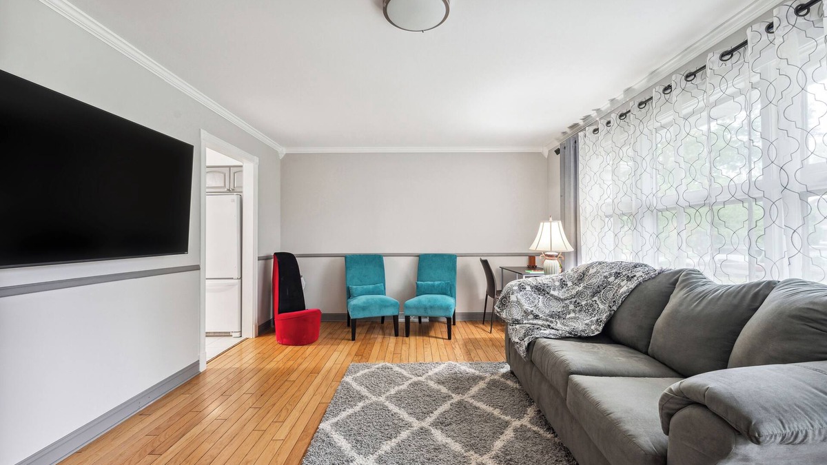 Elmhurst House | 2 King Bdrms and 1 Queen Bdrm! 20 minutes to O'Hare Airport! Parks and Shopping!