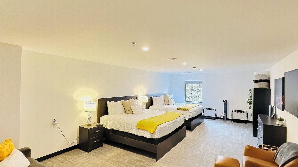 Sandusky Hotel | 2 King Beds By Cedar Point Sports Force Sleeps 6!