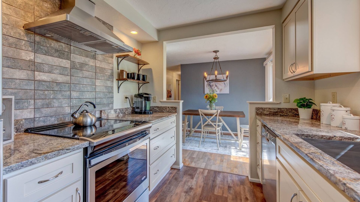 Harlow House | 😔🌿2 King Beds Fenced backyard 4 Miles—>Autzen🏈 2 Patios Prof. Cleaned Ping pong🏓