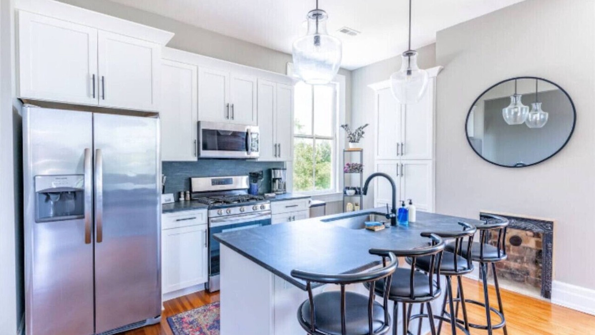 Court House Hill House | 2 King Beds - Pool Table, Heart of Downtown LYH