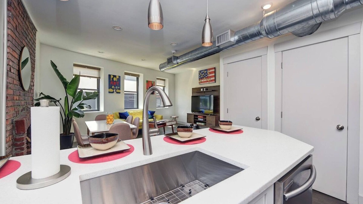 Lawrenceville House | 2 King Beds- Sleeps 16! Vibrant - Parking - Vibrant~ No Steps