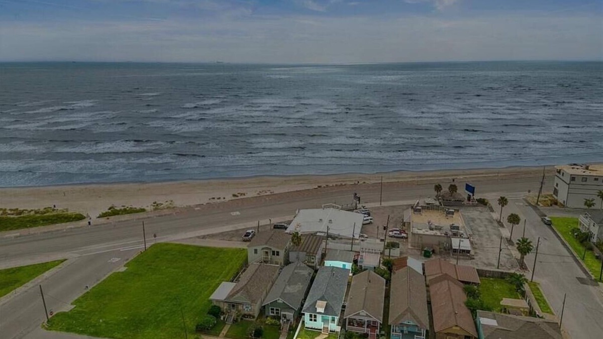 San Jacinto House | 2 King BRs! Clean! Across from Beach!