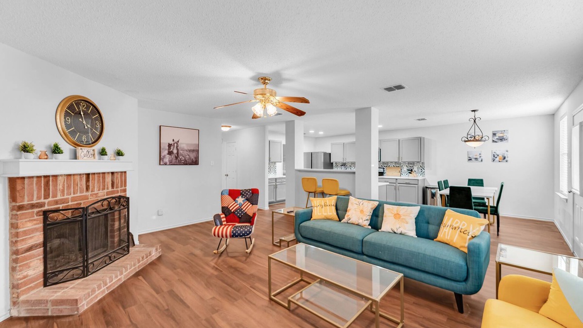 Anna House | 2 King ! Newly renovated w/8 beds sleeps upto 16 people