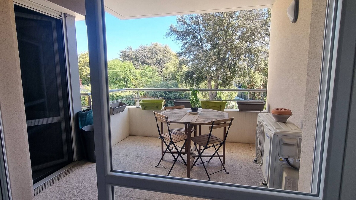 La Ciotat Apartment | 2 kms from the beach! Quiet apartment in recent, secure residence.
