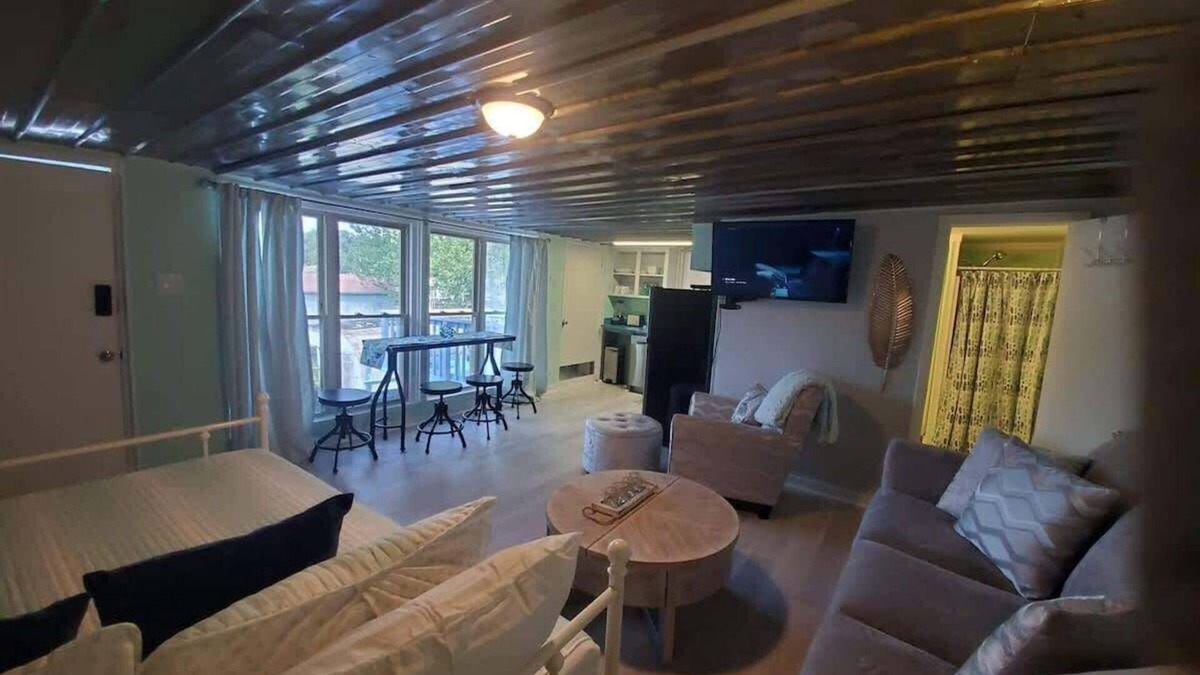 Muscle Shoals Condo | #2 - Lake Condo Right on Wilson lake!Two piers!