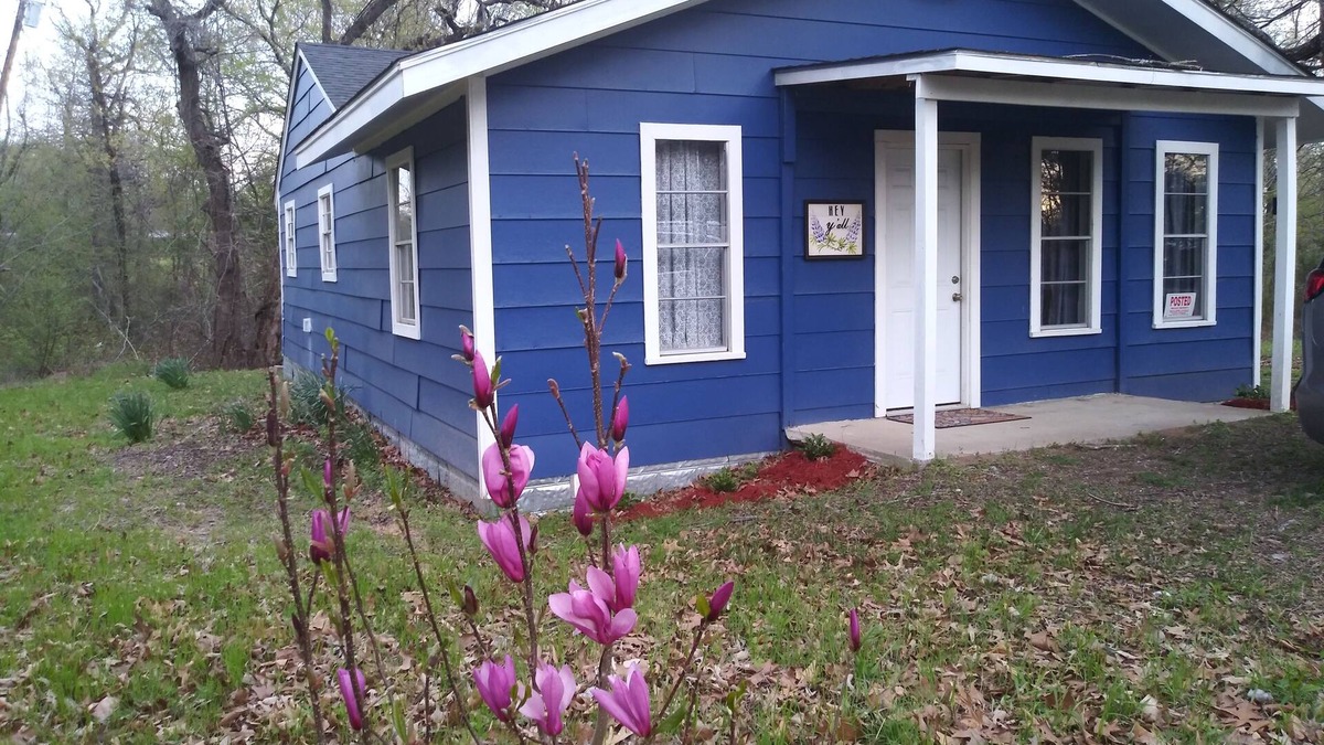 Honey Grove House | 2 Lakes, Fish, Hunt, Kayak, Hike, Equestrian Trails, and Fossil Hunt!