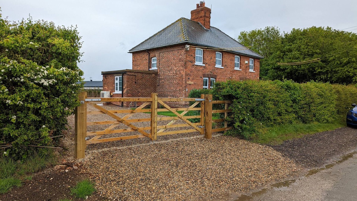 Arnold House | 2 LANE END COTTAGES in Coniston, East Riding Of Yorkshire
