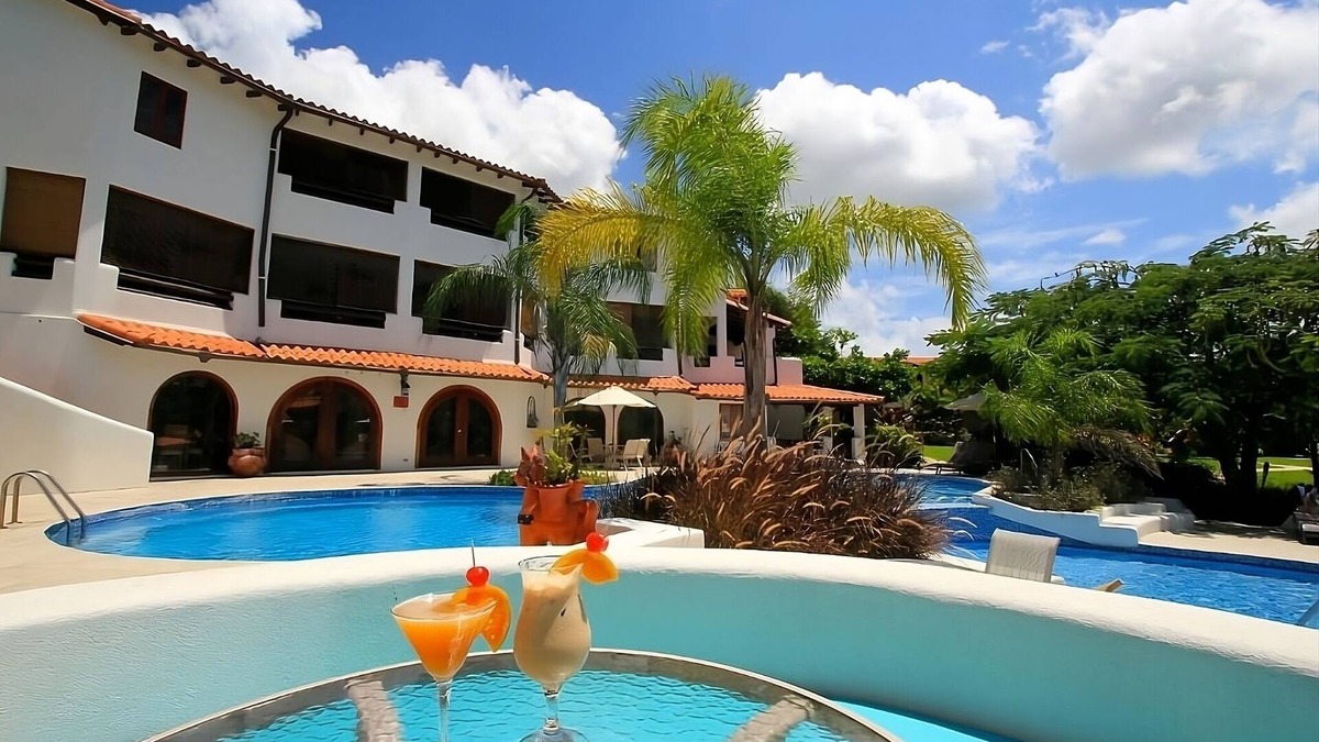 Maynards Hotel | 2 Large Units with Kitchenettes! FREE Parking! Short Drive to Mahogany Bay!