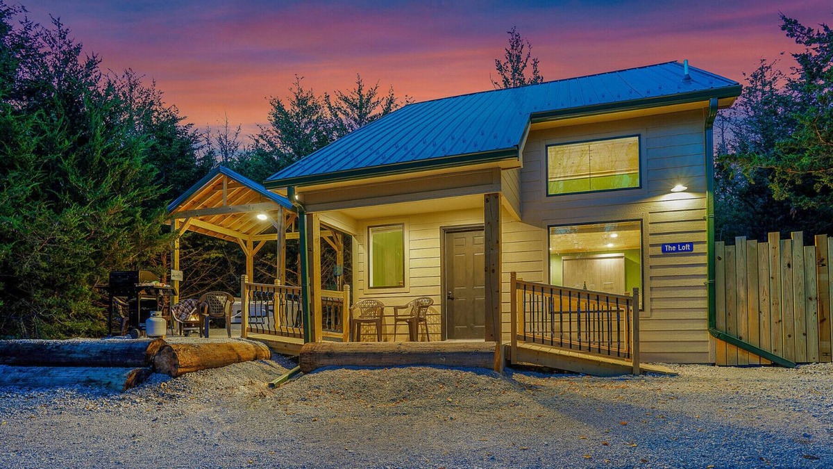 Ashland Cabin | 2 Level Cabin w/Hot Tub & Fireplace. 1.5 Bathrooms, 2 Queen Beds. Pet Friendly!
