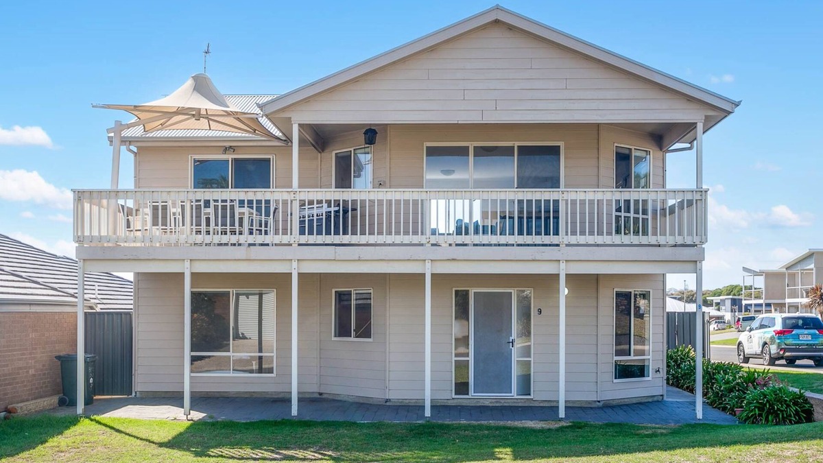 Hayborough House | 2 living areas and bathrooms. Short Walk to beach.