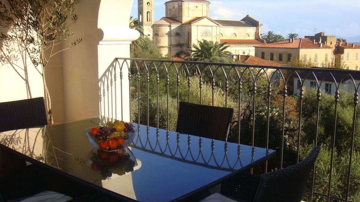 L'Ile-Rousse Apartment | 2* luxury apartment 300m from the beach
