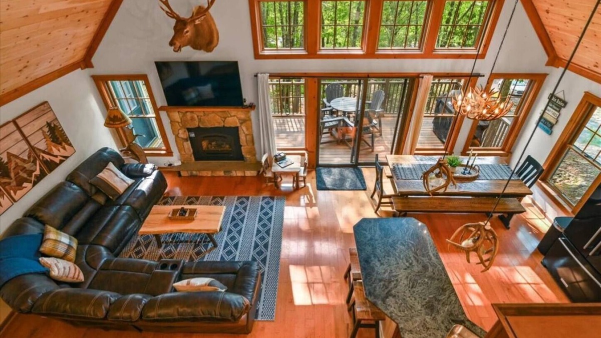 Tannersville Cabin | 2 Master BDRM, 2 Min to Camelback - Sleeps 10