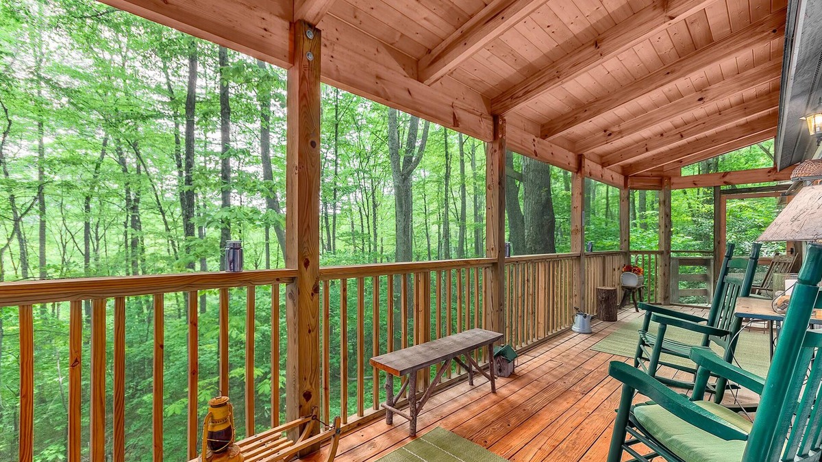 Maggie Valley House | 2 Master Suites - Hot Tub - Porch - Fire Pit - Wi-Fi - Clean - Cozy - 5 Stars!