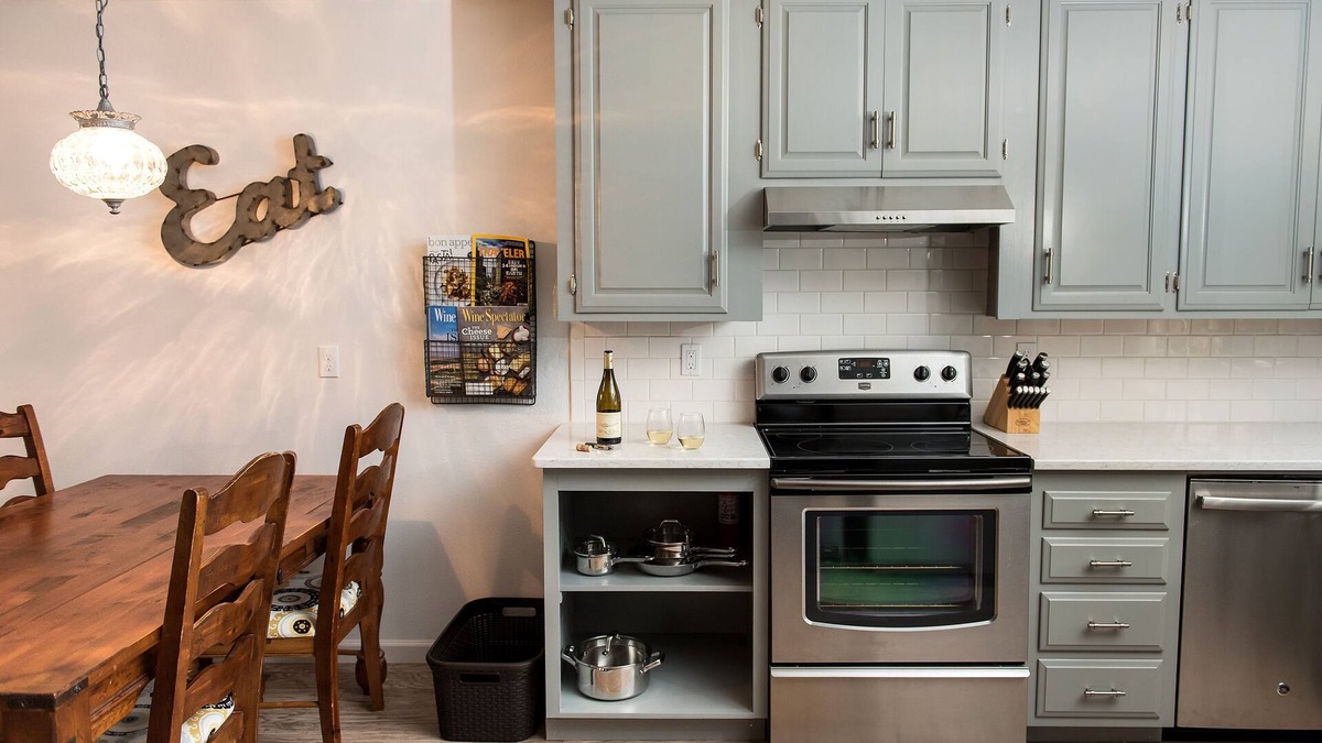 Carlton Cottage | 2 master suites, quick walk to Main Street, quiet & peaceful. Owner managed.