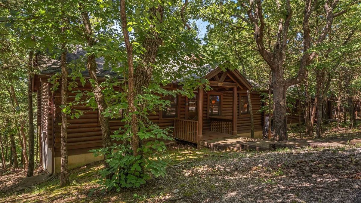 Branson Cabin | 2 Master Suites-Stunning Decor - 150 Acres, Indoor/Outdoor Pools, Free Wifi