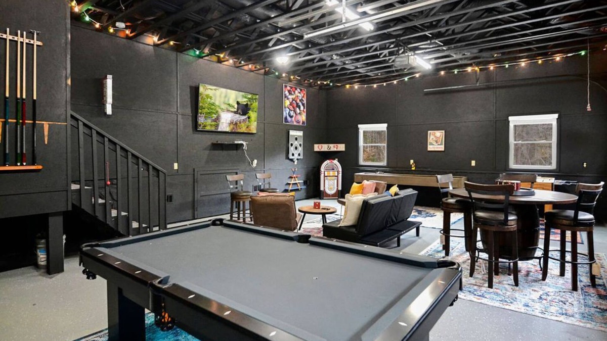 Blue Ridge Cabin | 2 Masters + 2 Kitchens + Game Room + Fire Pit + Hot Tub