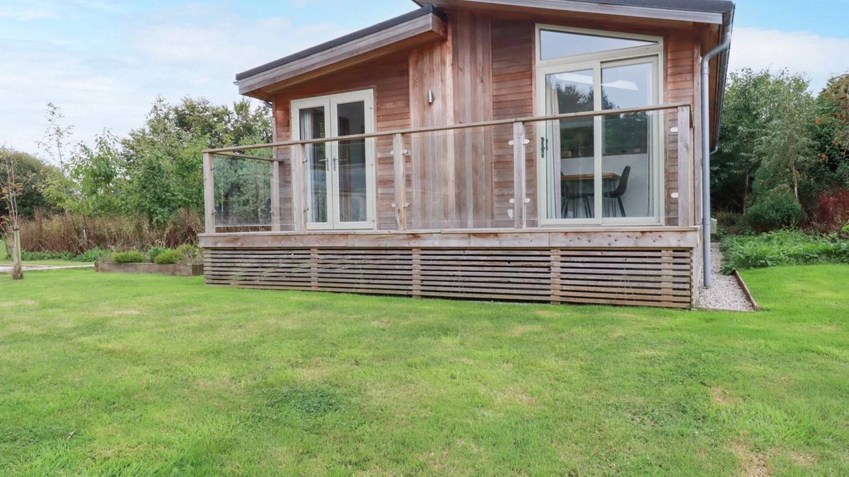 Dobwalls Cottage | 2 MEADOW RETREAT, family friendly, luxury holiday cottage in Dobwalls