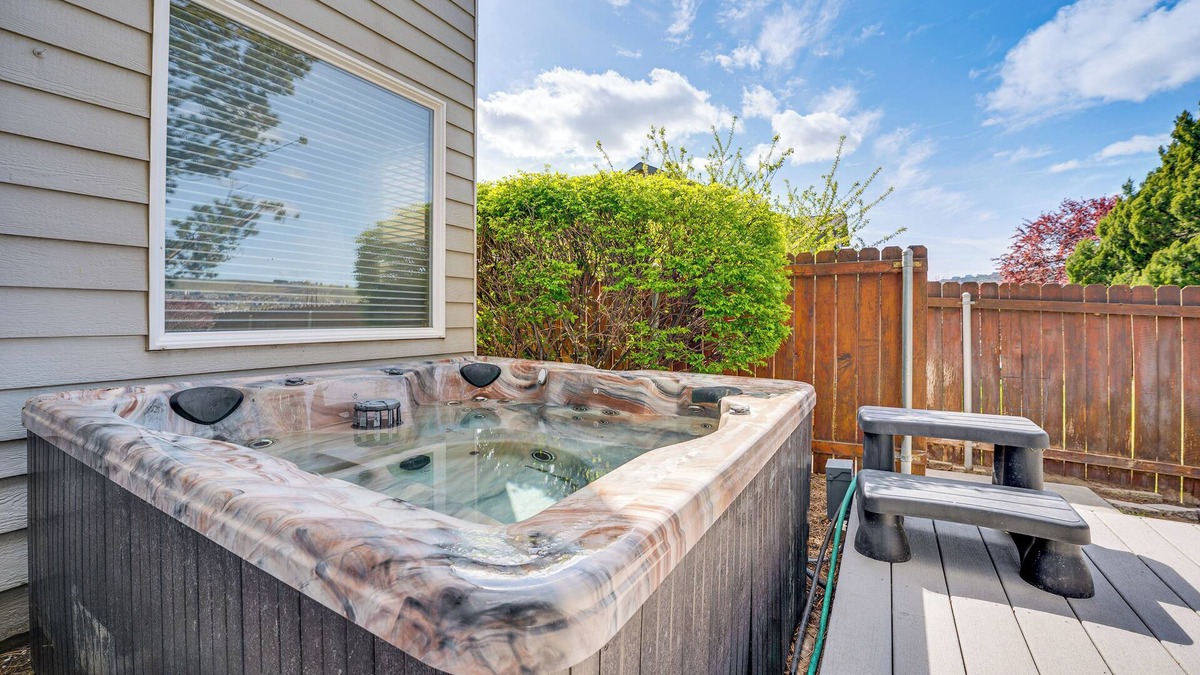 South Richland House | 2 Mi to Badger Mountain: Hot Tub Haven!