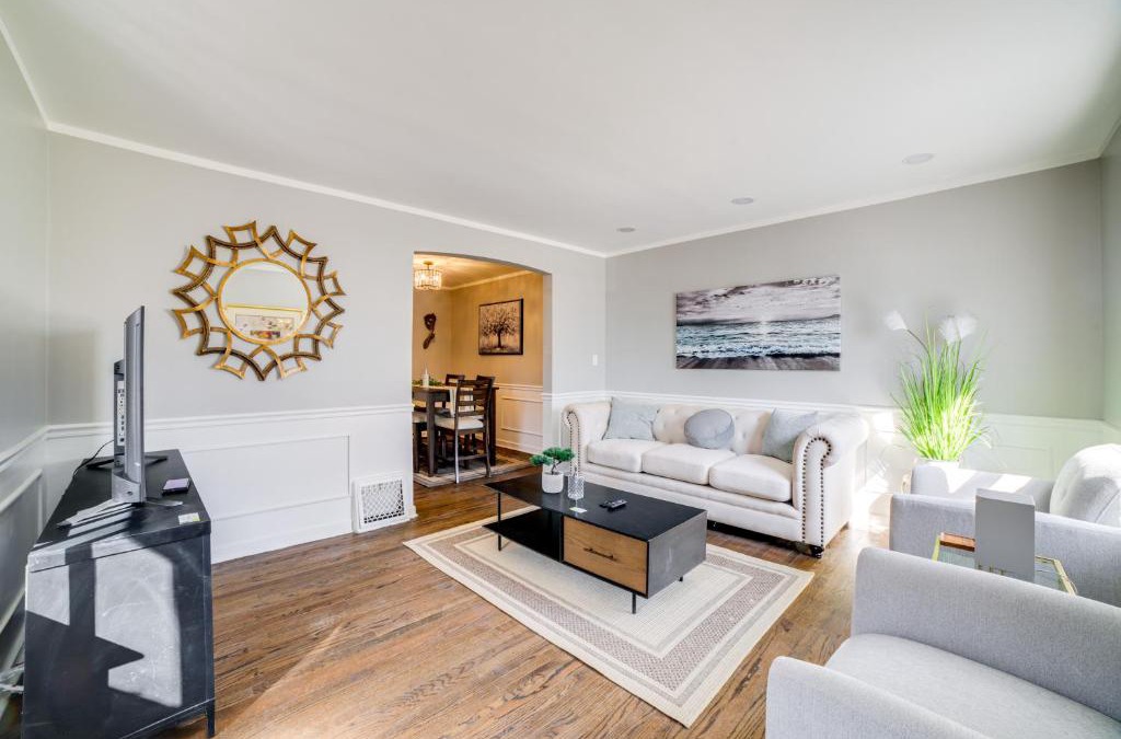 Jeffrey Manor House | 2 Mi to Calumet Park and Beach Windy City Escape!