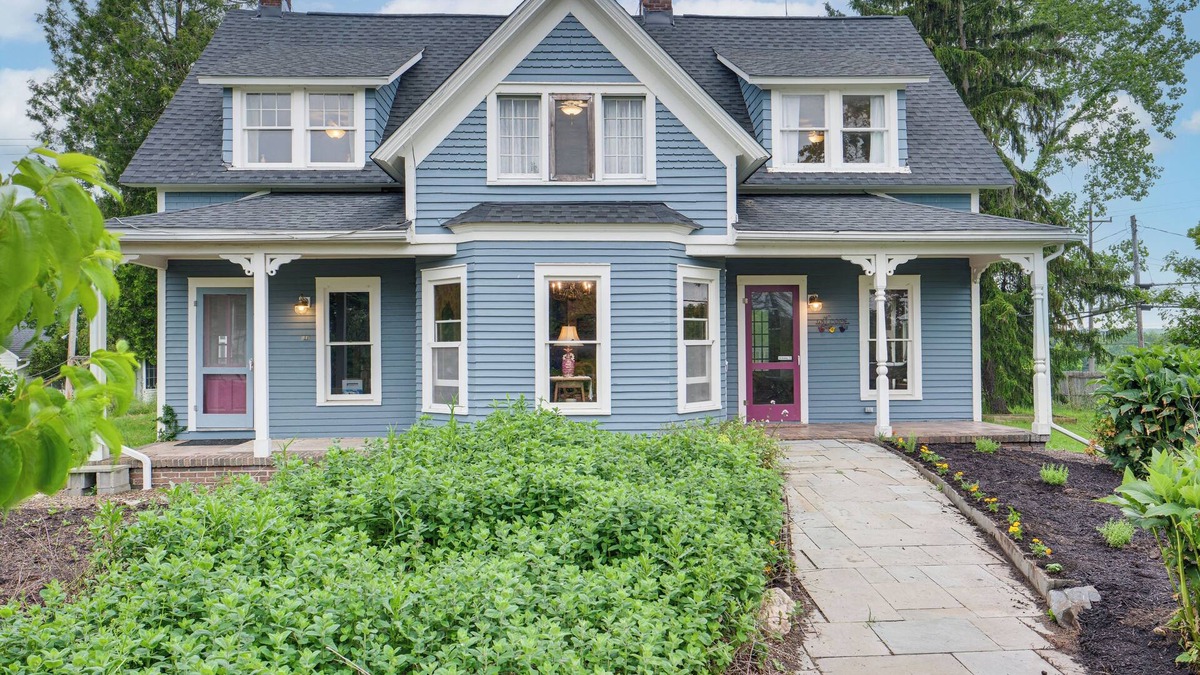 Chardon House | 2 Mi to Chardon Square: Spacious Farmhouse