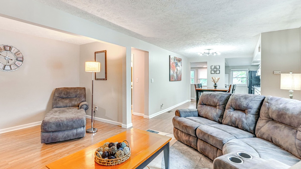 Lansing Apartment | ~ 2 Mi to Downtown: Bright Apt in Lansing!