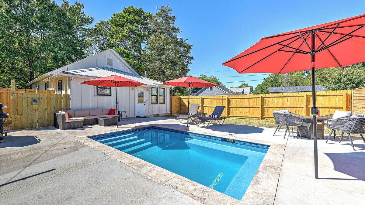 Rogers House | .2 mi to Downtown Rogers, Heated pool on Bike Trail, King Bed, Fire table