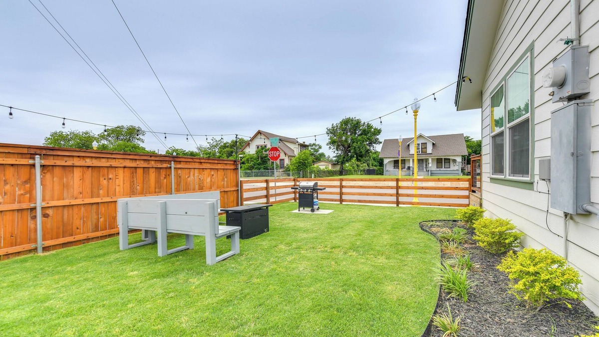 East Riverside Apartment | 2 Mi to Dtwn: Chic Waco Studio w/Fire Pit!