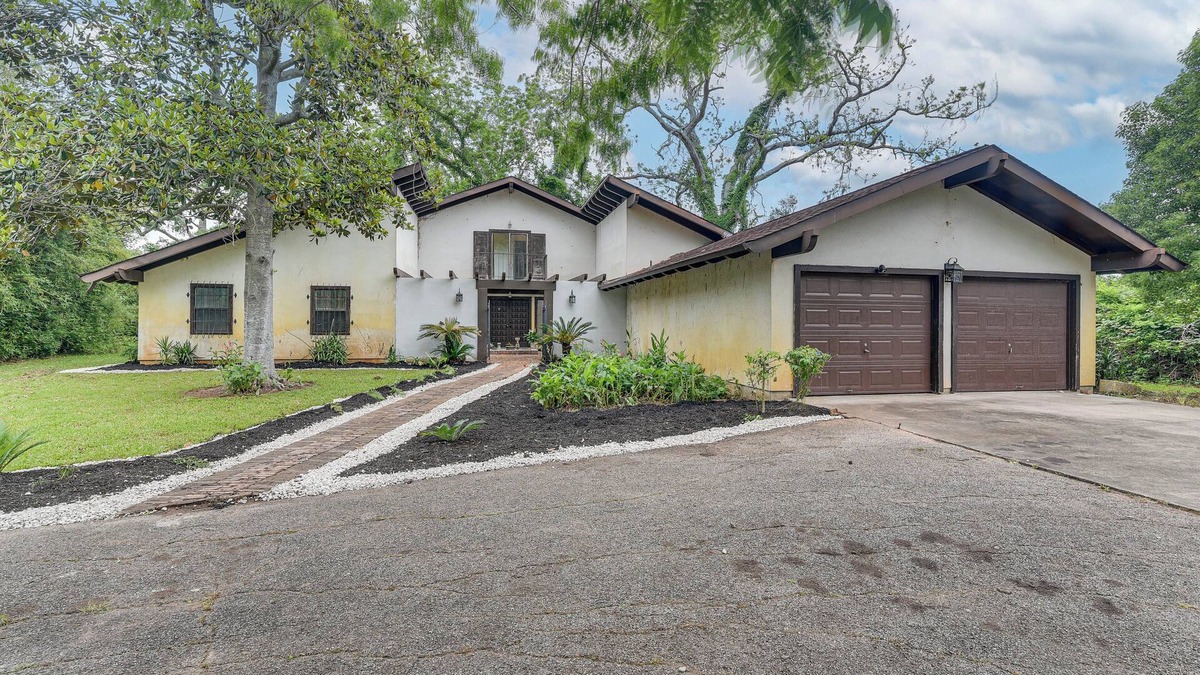 Bailey's Prairie House | 2 Mi to Dtwn: Spacious Angleton Home w/Courtyard!