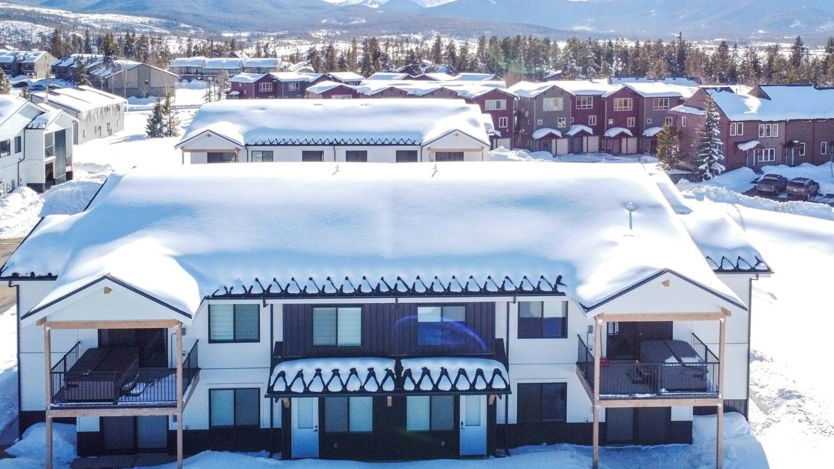 Fraser Condo | 2 Mi to Fraser Tubing Hill: Condo w/Fireplace!
