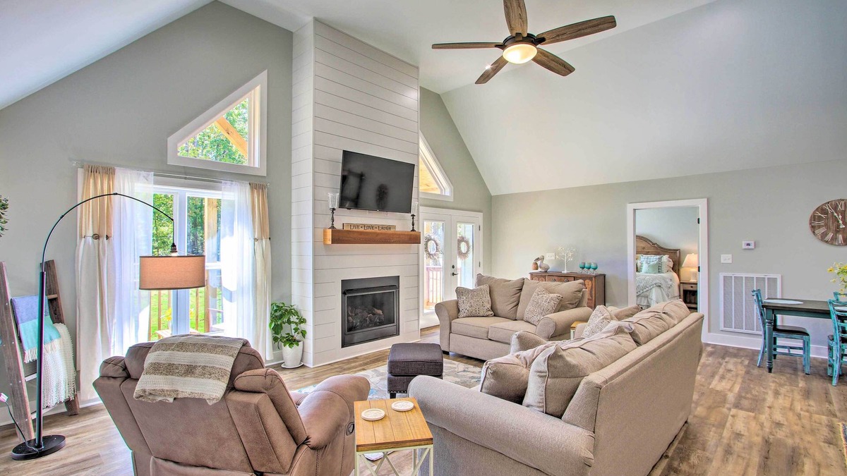 Pickwick Dam Cabin | 2 Mi to Golf Course + Fire Pit: Cozy Counce Cabin!