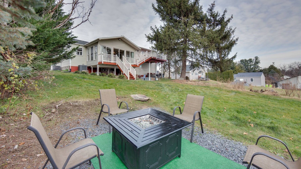 Hummelstown House | 2 Mi to Hersheypark: Group Getaway w/Deck