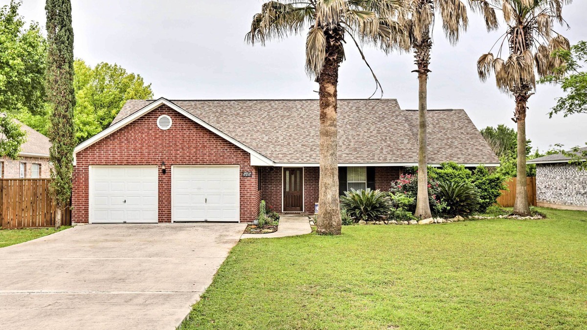 McQueeney House | 2 Mi to Lake McQueeny: Gem w/Covered Patio