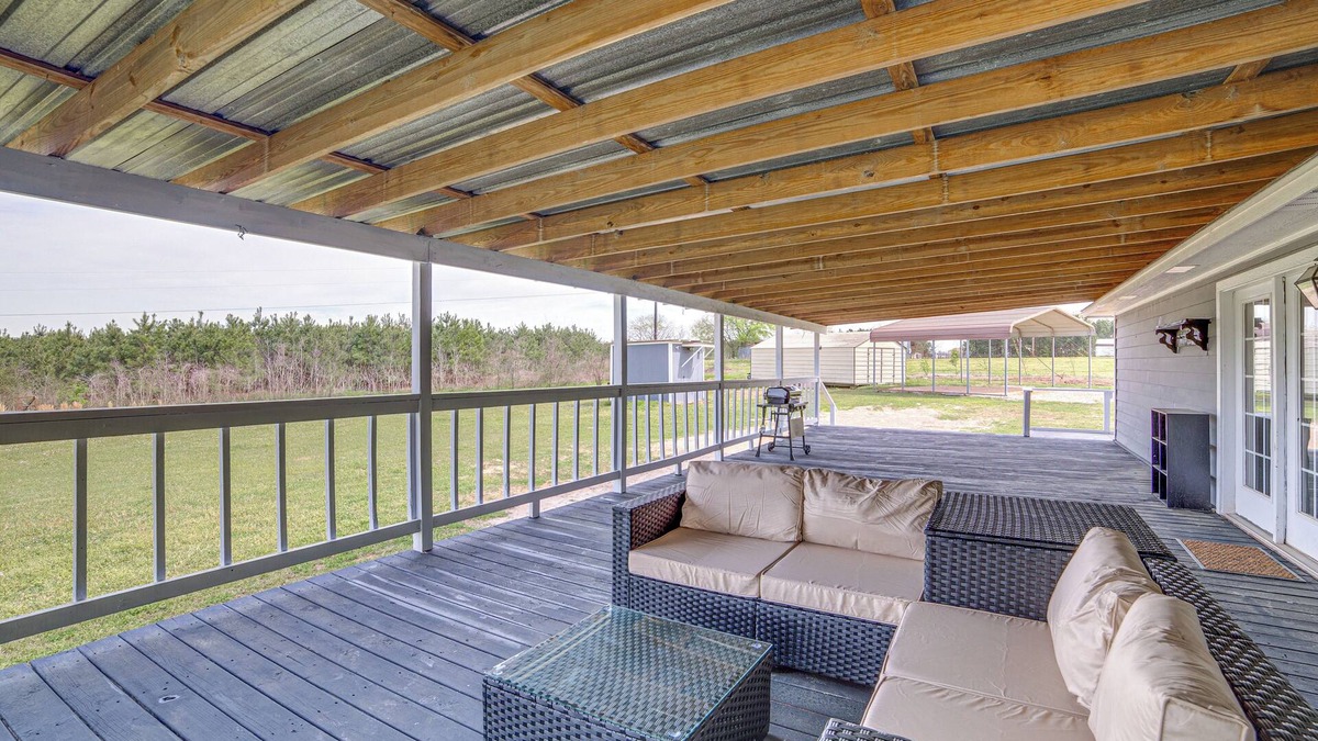 Dogwood House | 2 Mi to Lake Monticello: Home w/Large Decks!