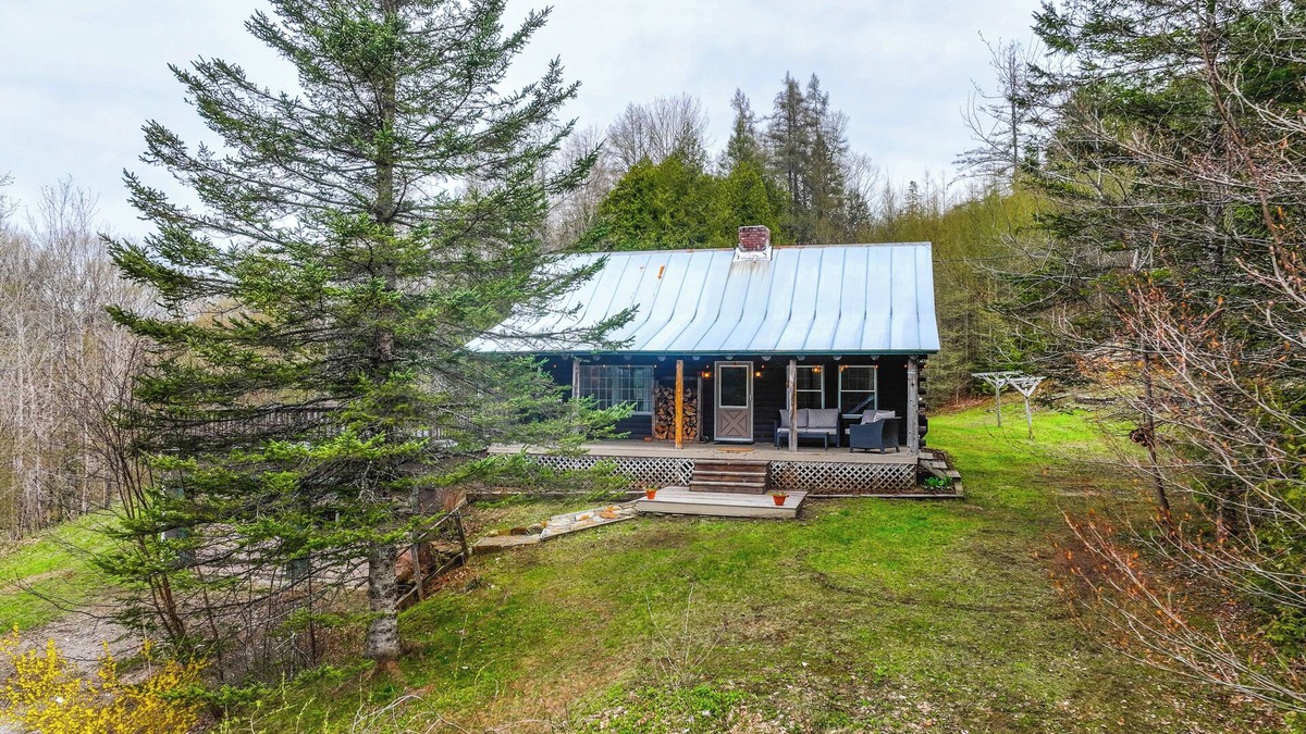 West Burke Cabin | 2 Mi to Lake Willoughby: Peaceful Log Cabin!