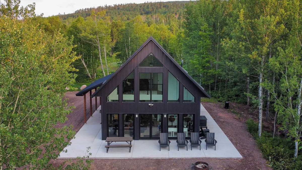 Lutsen Cabin | 2 Mi to Lutsen Mtns: Modern Cabin w/Fire Pit!